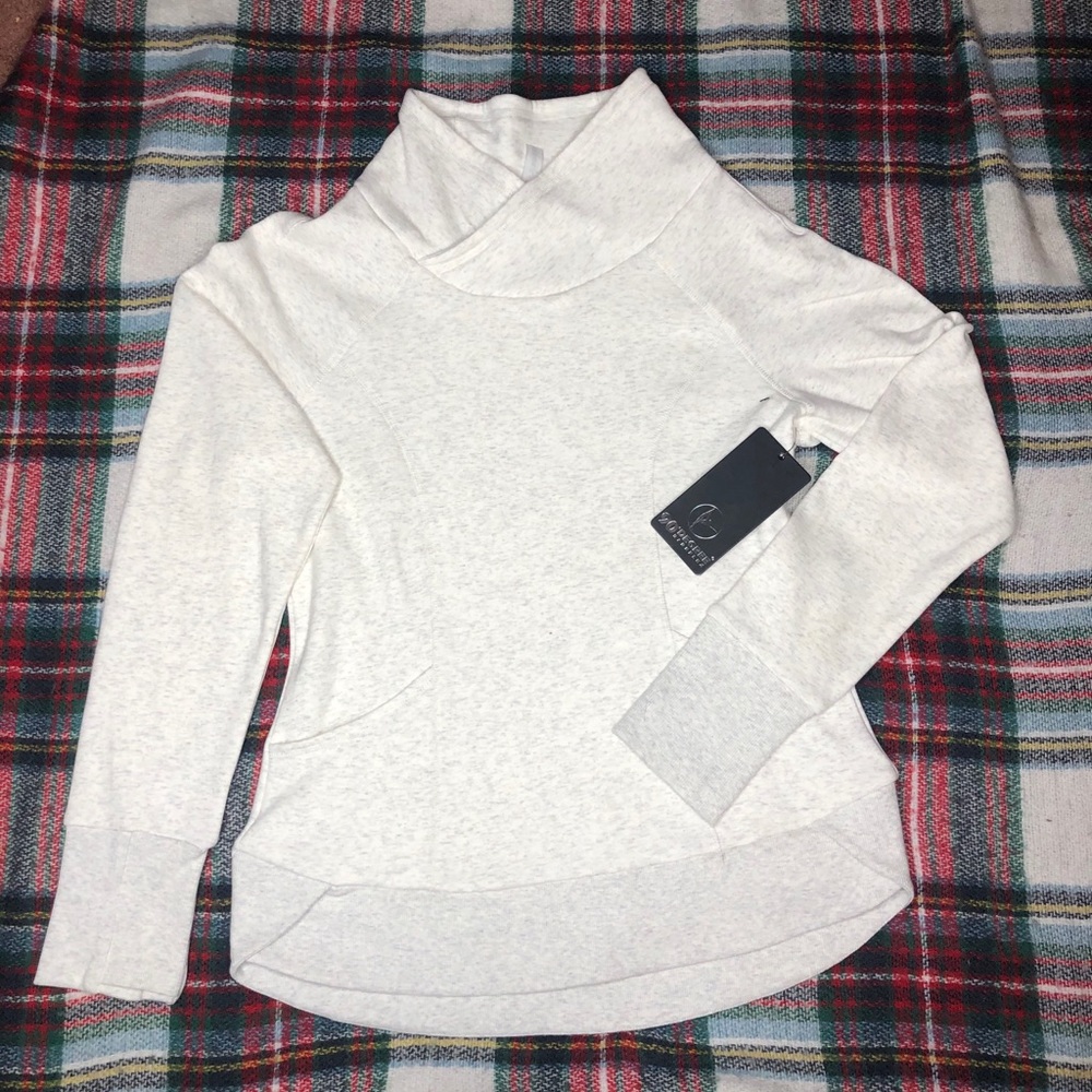 NWT 90 Degree By Reflex sweatshirt no hood. Size M